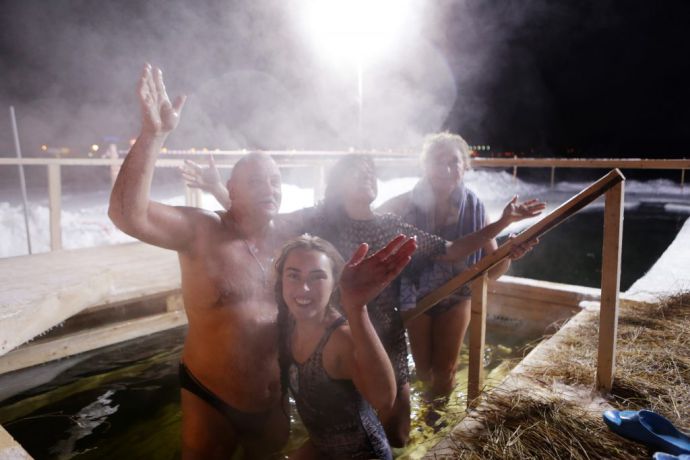 Купание в бане в Крещение